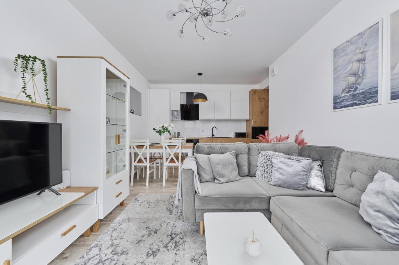 Spacious Apartment Suitable For Remote Work With Balcony & Parking By Noclegi Renters Wrocław Zewnętrze zdjęcie
