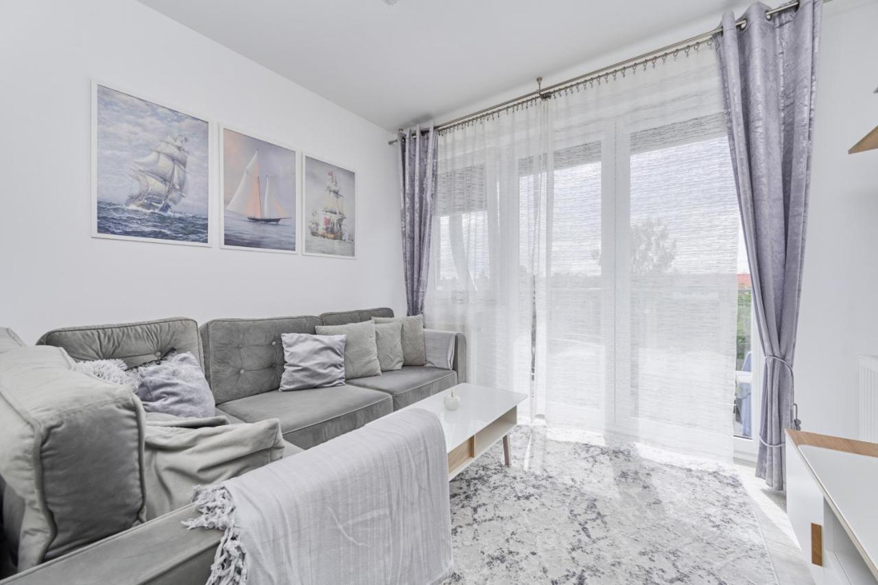 Spacious Apartment Suitable For Remote Work With Balcony & Parking By Noclegi Renters Wrocław Zewnętrze zdjęcie