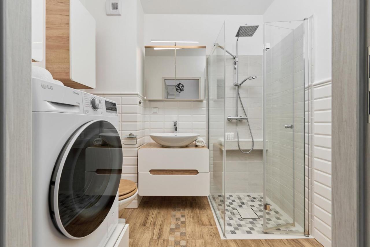 Spacious Apartment Suitable For Remote Work With Balcony & Parking By Noclegi Renters Wrocław Zewnętrze zdjęcie