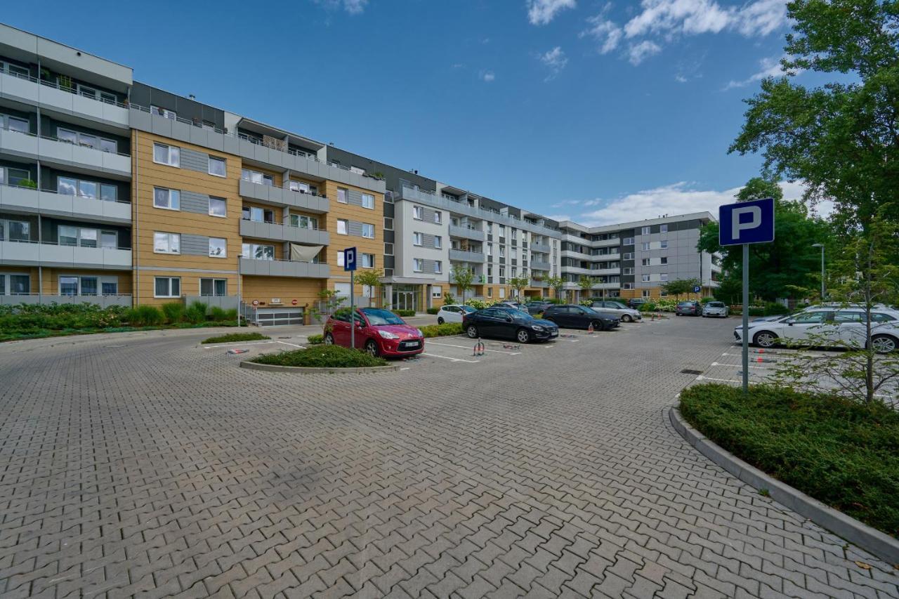Spacious Apartment Suitable For Remote Work With Balcony & Parking By Noclegi Renters Wrocław Zewnętrze zdjęcie